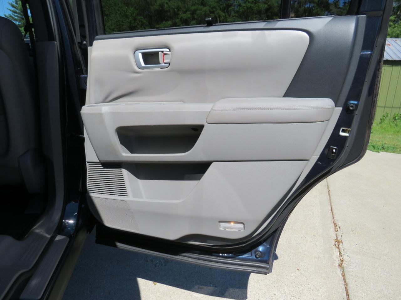 Honda Pilot Touring 2WD 5-Spd AT 2010