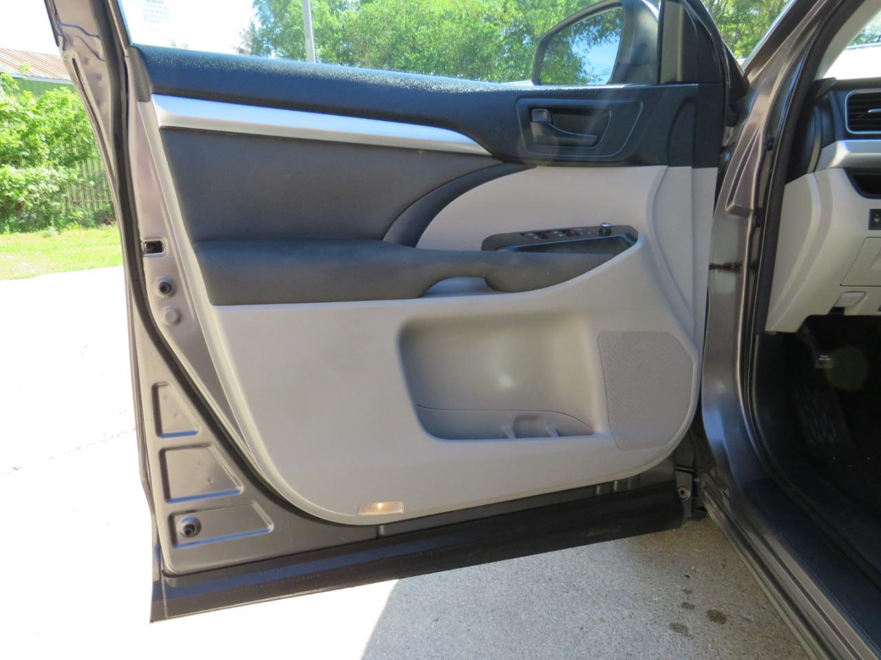 Toyota Highlander LE AWD V6 2014