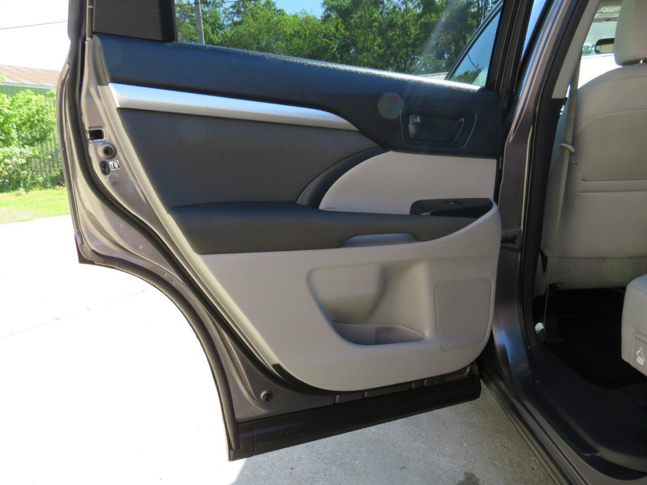 Toyota Highlander LE AWD V6 2014