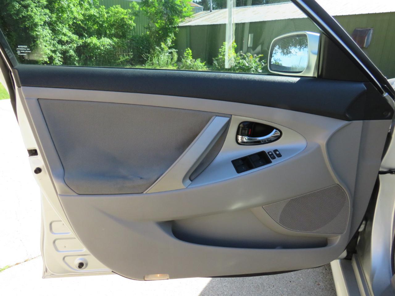 Toyota Camry SE 6-Spd AT 2010