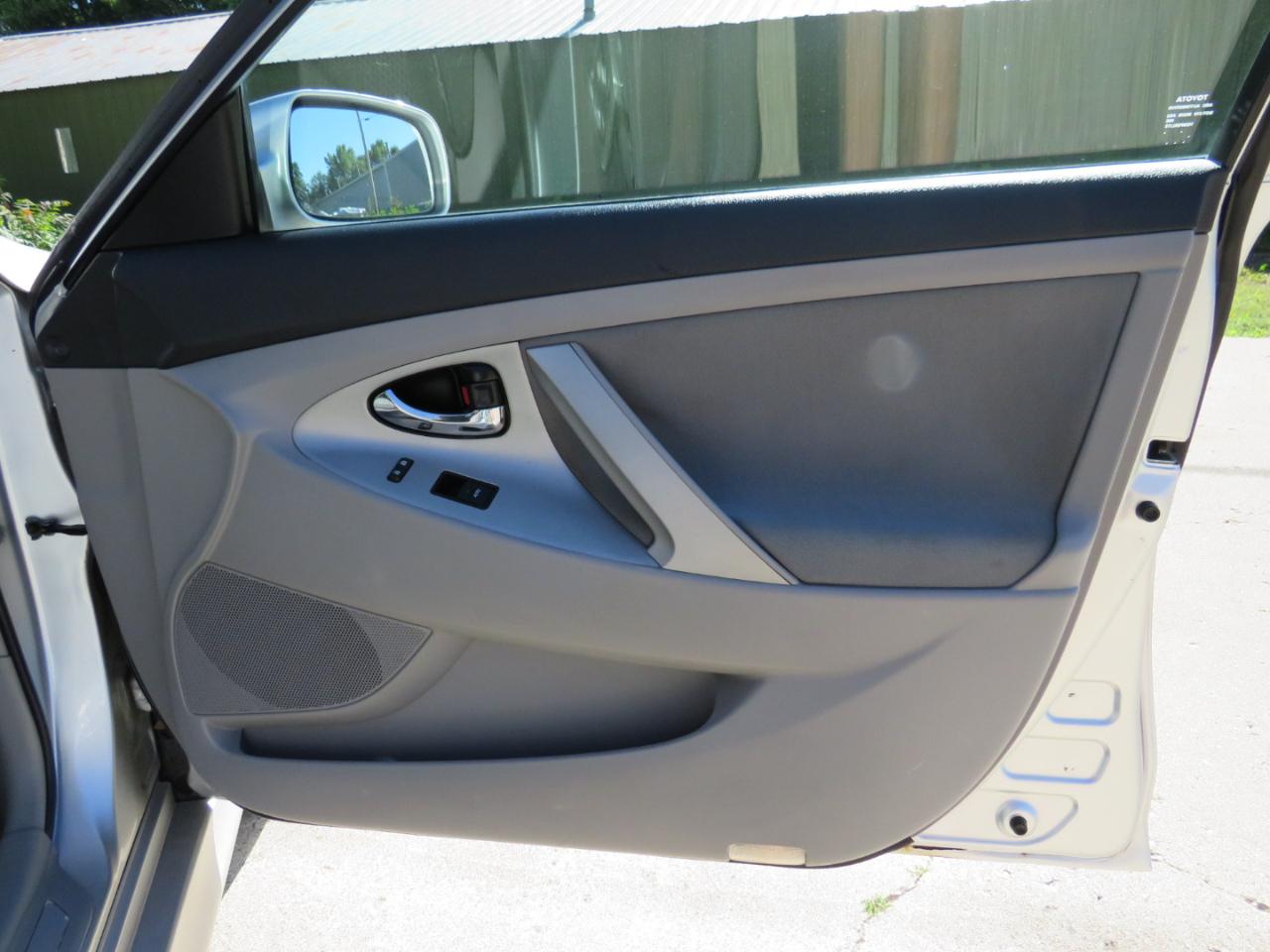 Toyota Camry SE 6-Spd AT 2010