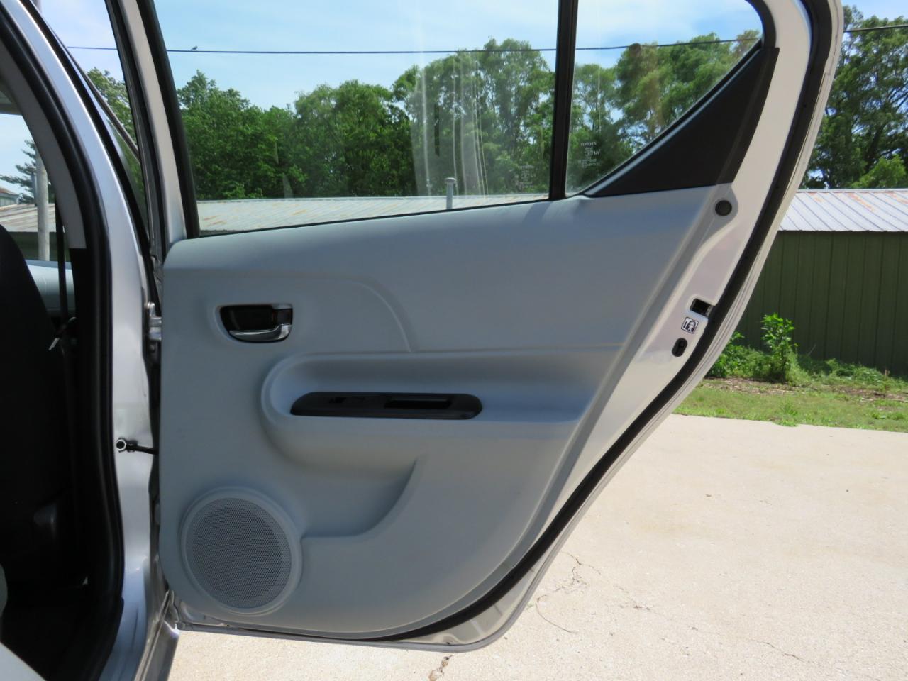 Toyota Prius c One 2012