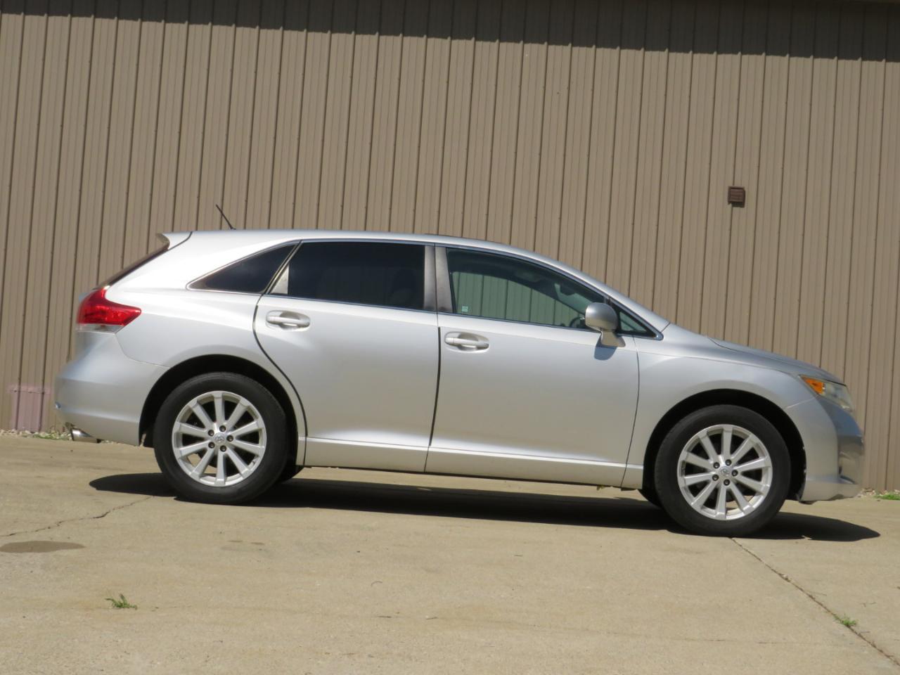 Toyota Venza LE I4 FWD 2012