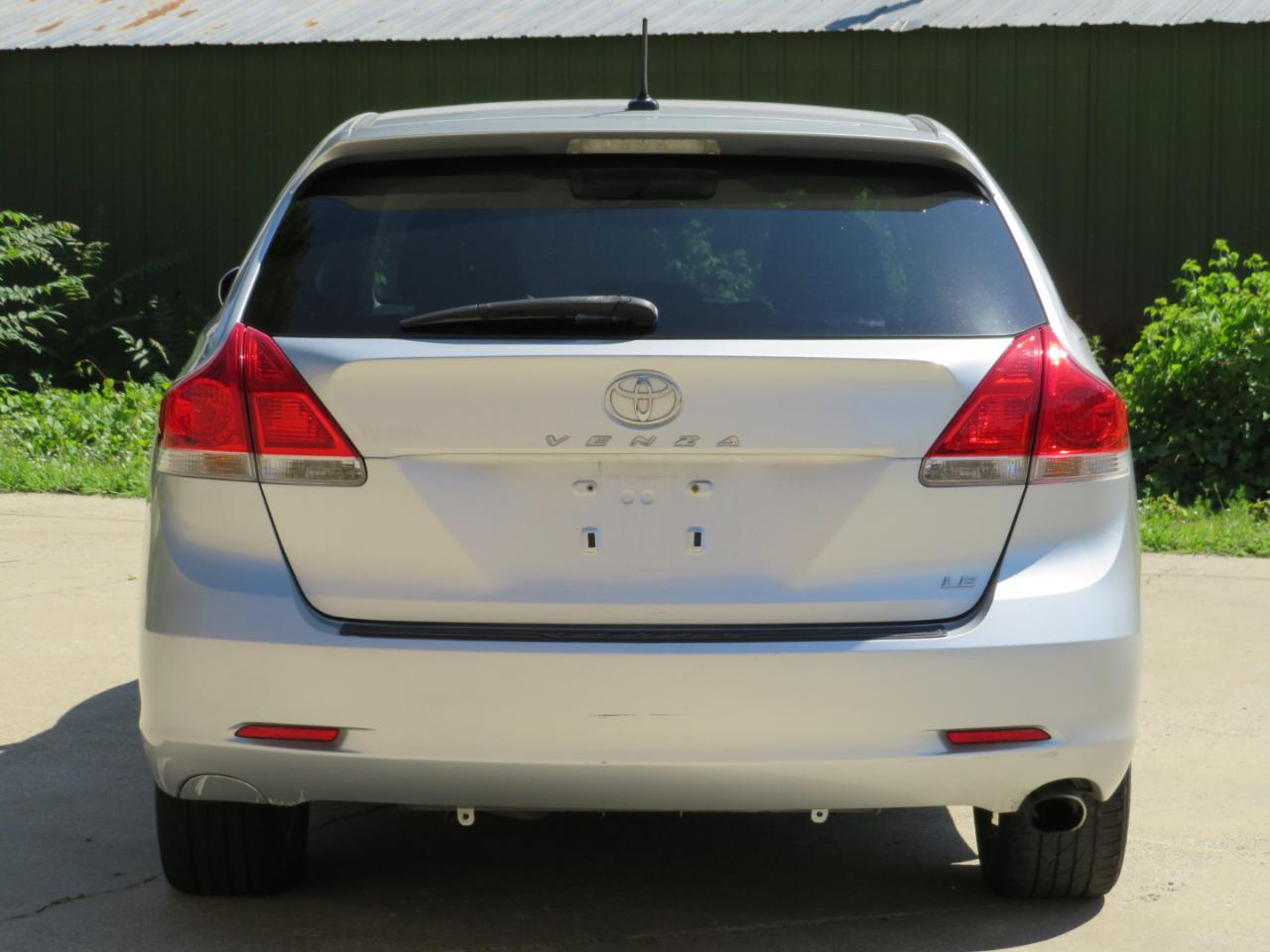 Toyota Venza LE I4 FWD 2012
