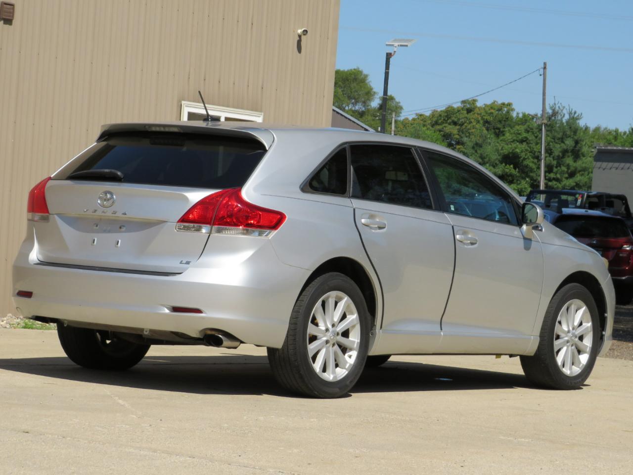 Toyota Venza LE I4 FWD 2012