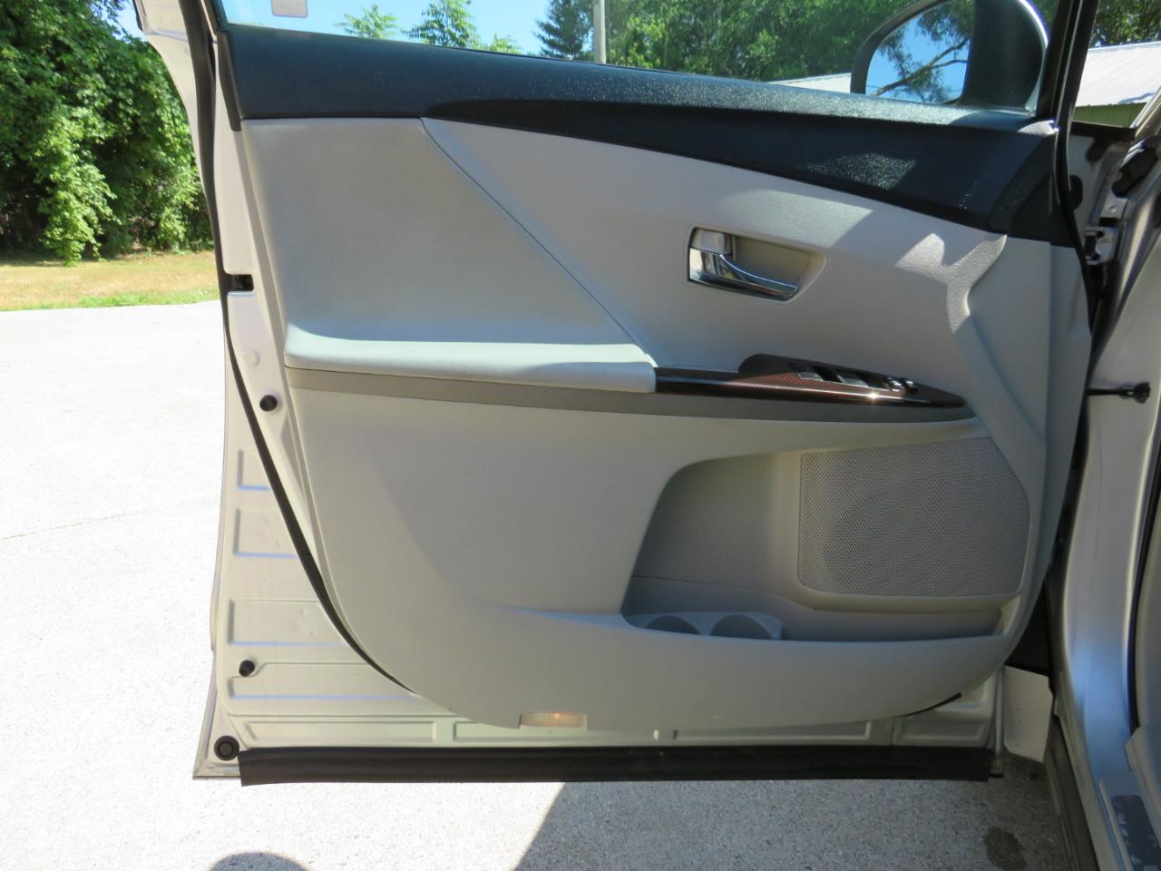 Toyota Venza LE I4 FWD 2012