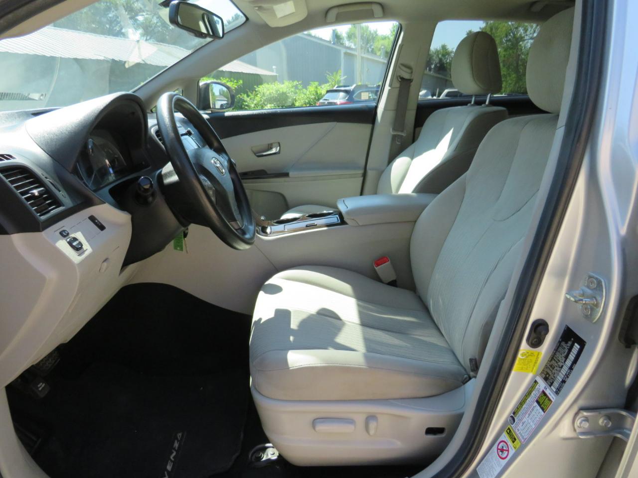 Toyota Venza LE I4 FWD 2012