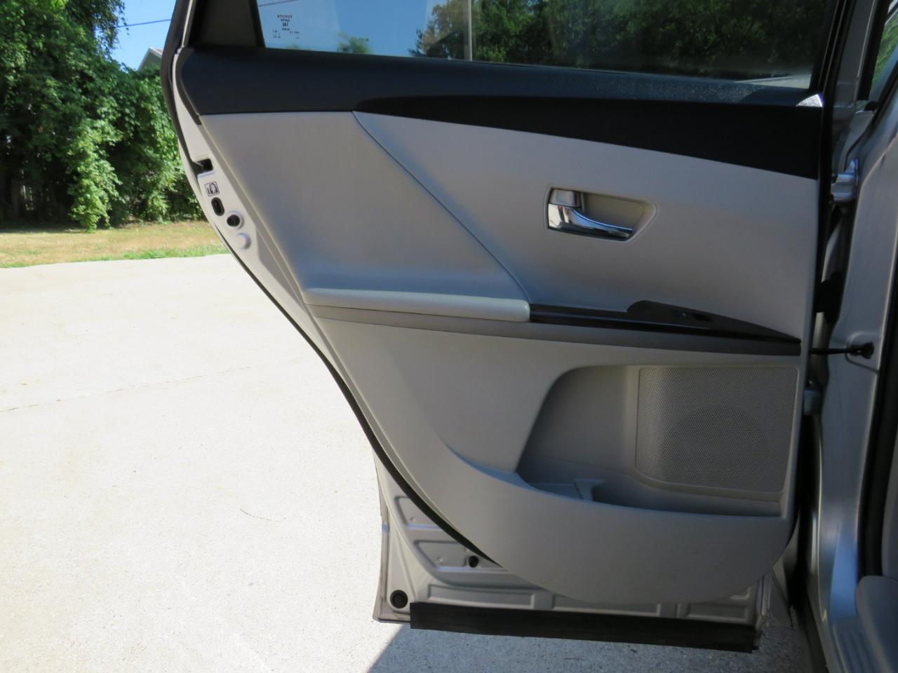 Toyota Venza LE I4 FWD 2012