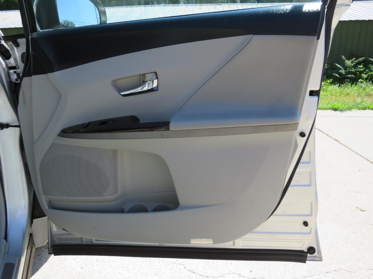 Toyota Venza LE I4 FWD 2012