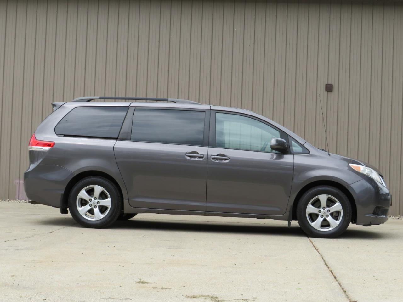 Toyota Sienna LE FWD 8-Passenger V6 2012