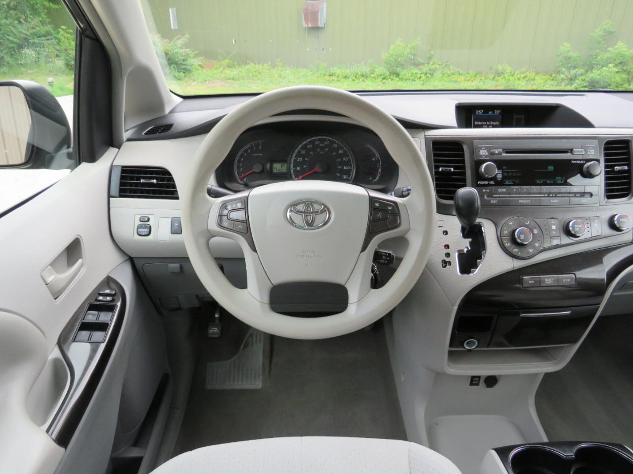 Toyota Sienna LE FWD 8-Passenger V6 2012