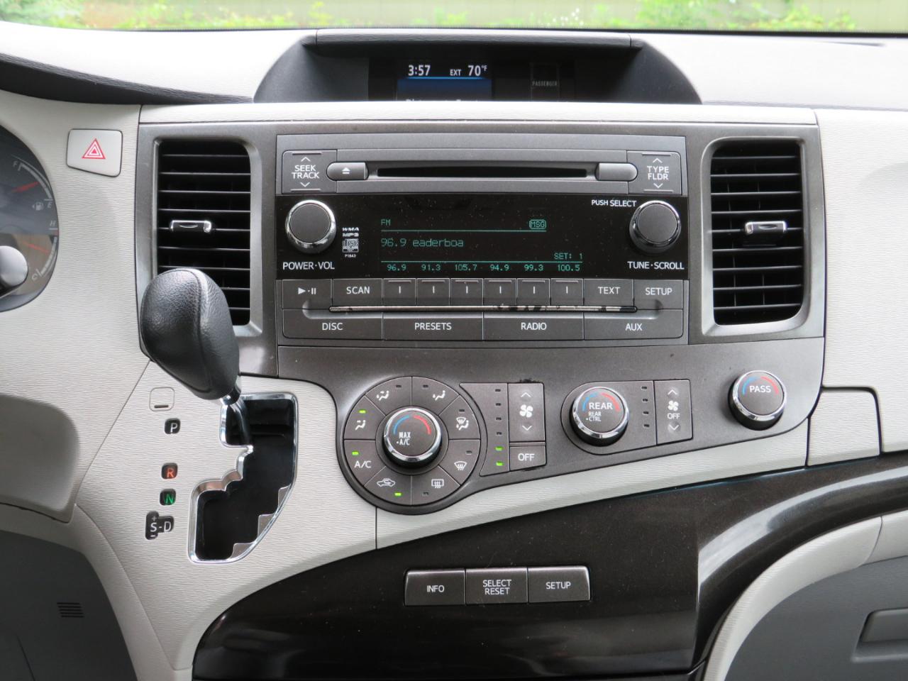 Toyota Sienna LE FWD 8-Passenger V6 2012