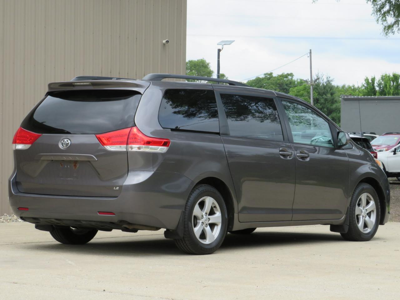 Toyota Sienna LE FWD 8-Passenger V6 2012