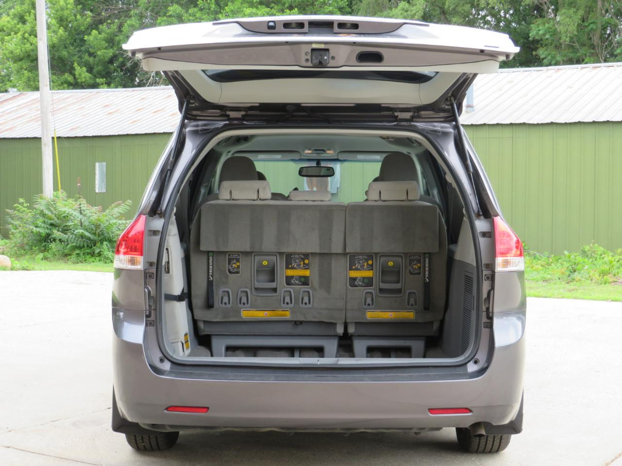 Toyota Sienna LE FWD 8-Passenger V6 2012