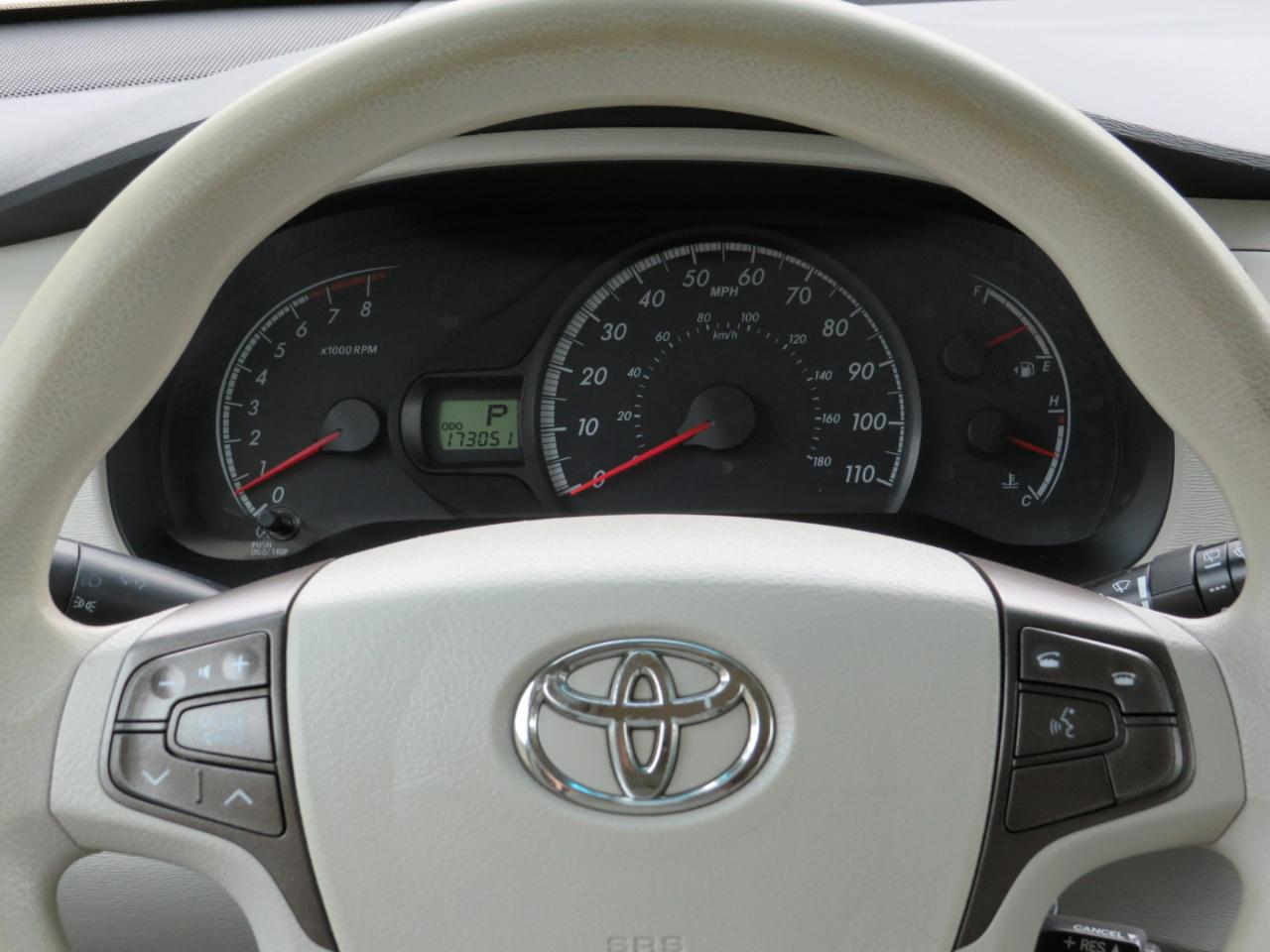 Toyota Sienna LE FWD 8-Passenger V6 2012
