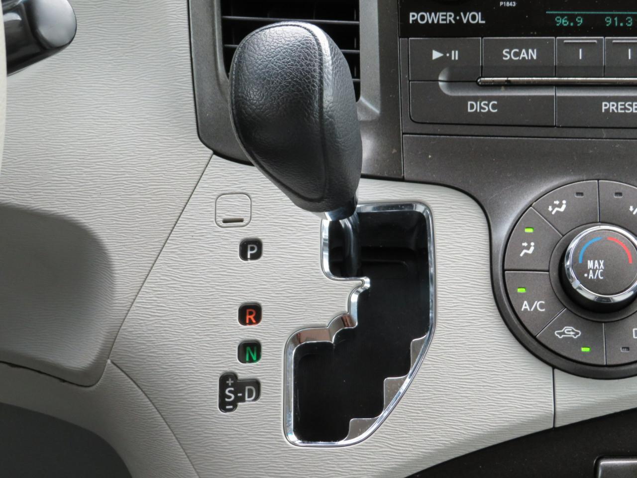 Toyota Sienna LE FWD 8-Passenger V6 2012