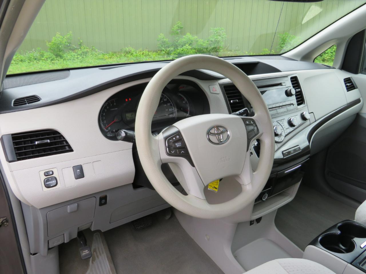 Toyota Sienna LE FWD 8-Passenger V6 2012