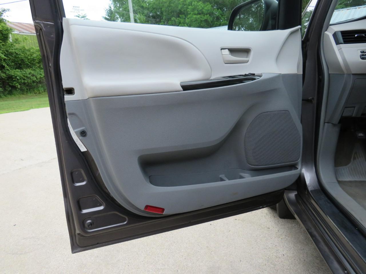 Toyota Sienna LE FWD 8-Passenger V6 2012