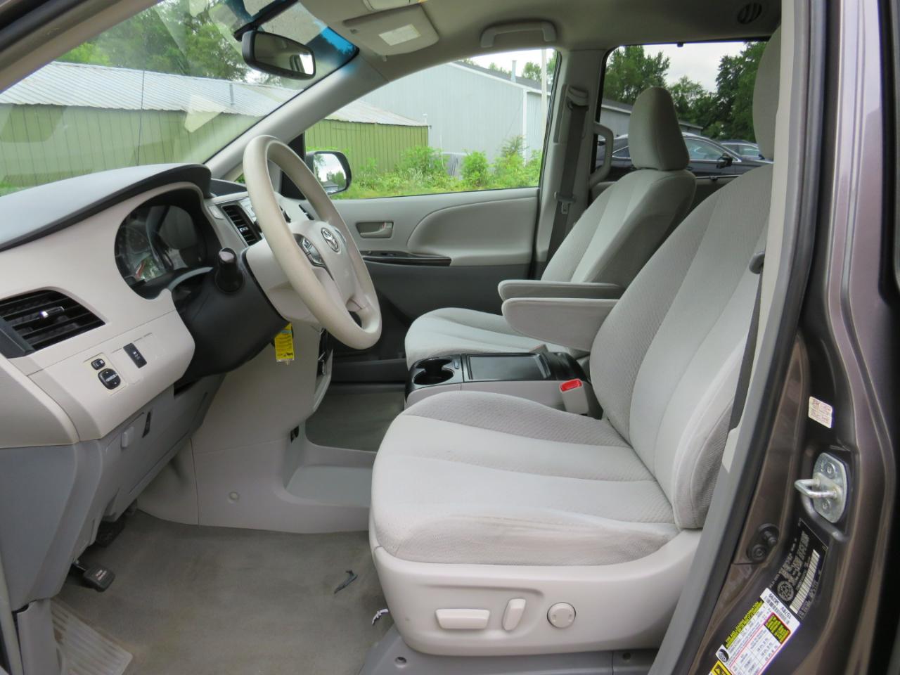Toyota Sienna LE FWD 8-Passenger V6 2012