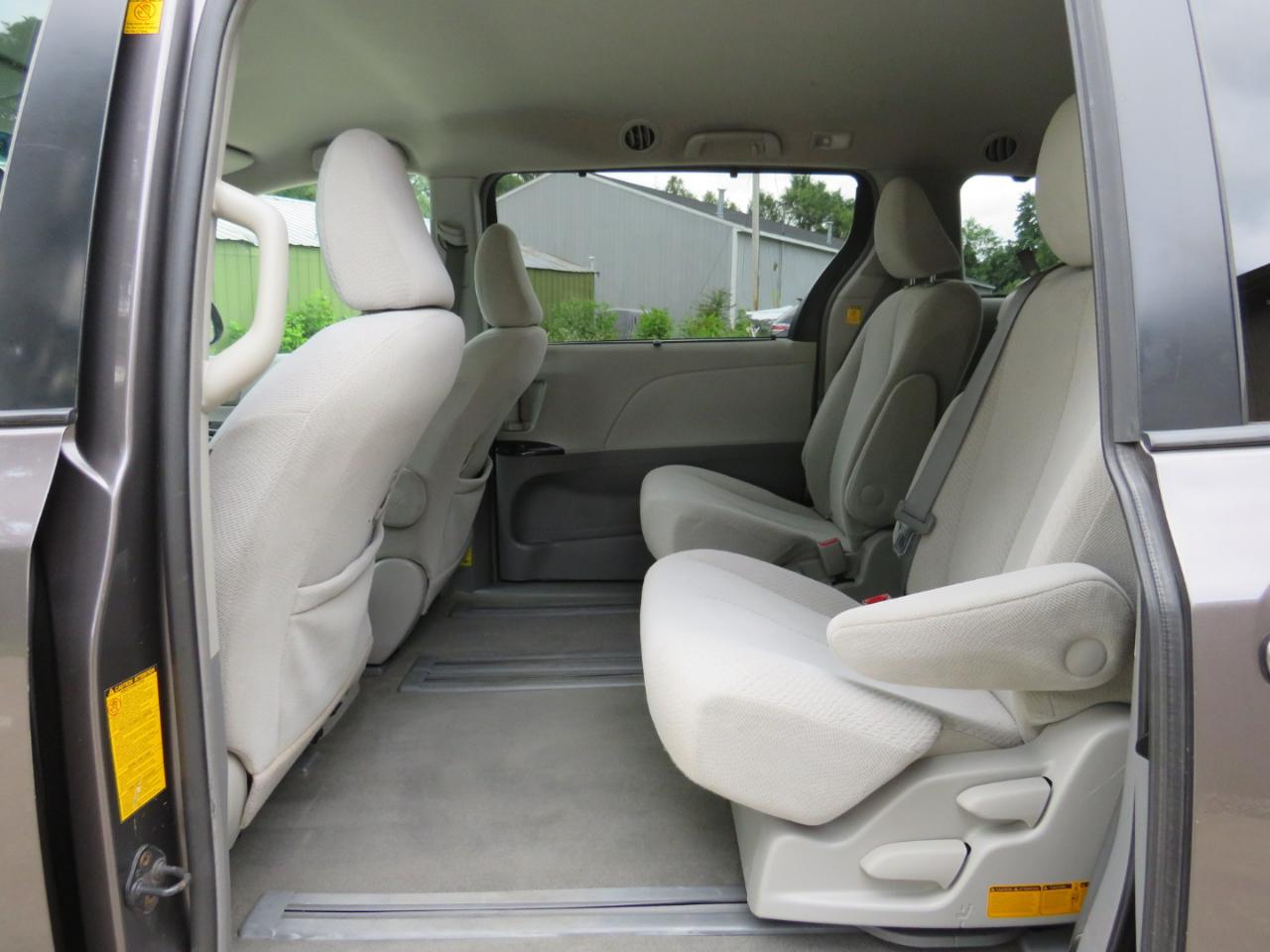Toyota Sienna LE FWD 8-Passenger V6 2012