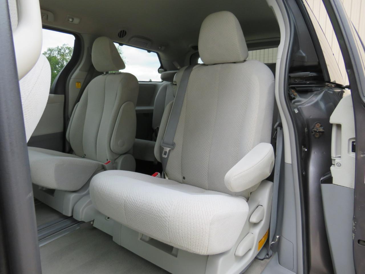 Toyota Sienna LE FWD 8-Passenger V6 2012