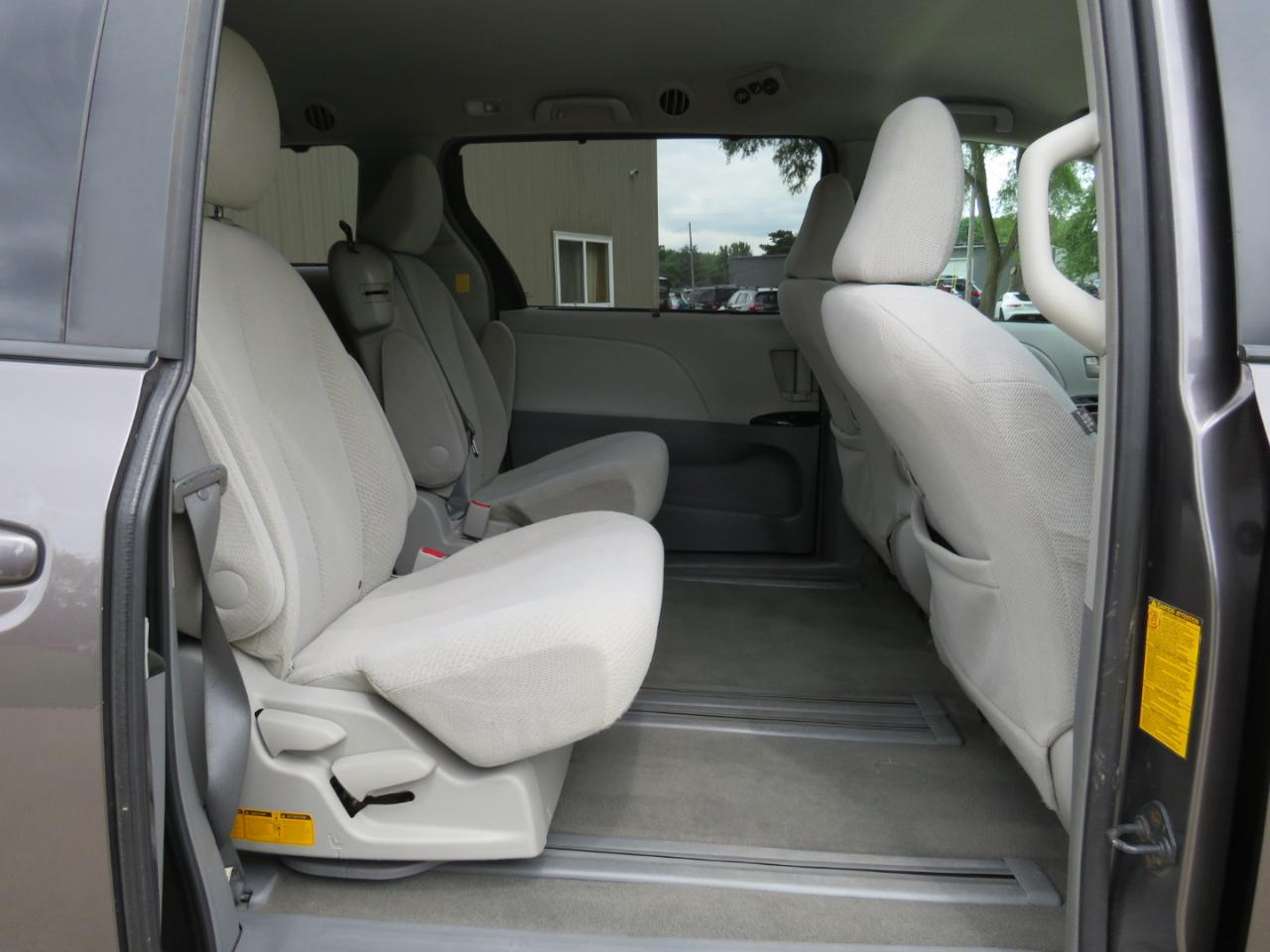 Toyota Sienna LE FWD 8-Passenger V6 2012