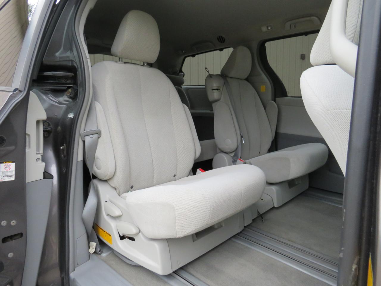 Toyota Sienna LE FWD 8-Passenger V6 2012