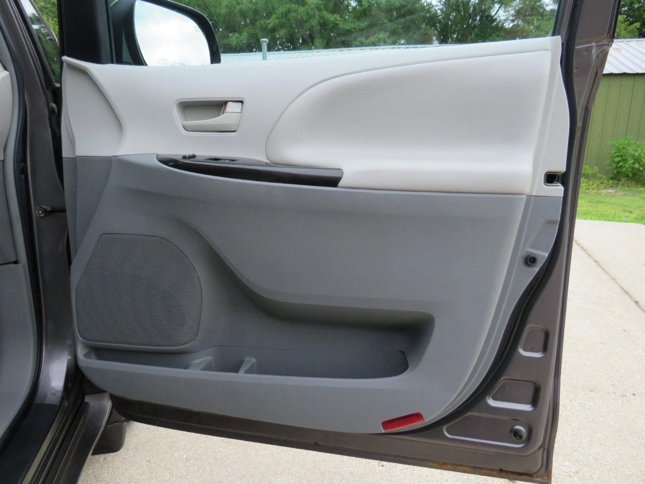 Toyota Sienna LE FWD 8-Passenger V6 2012