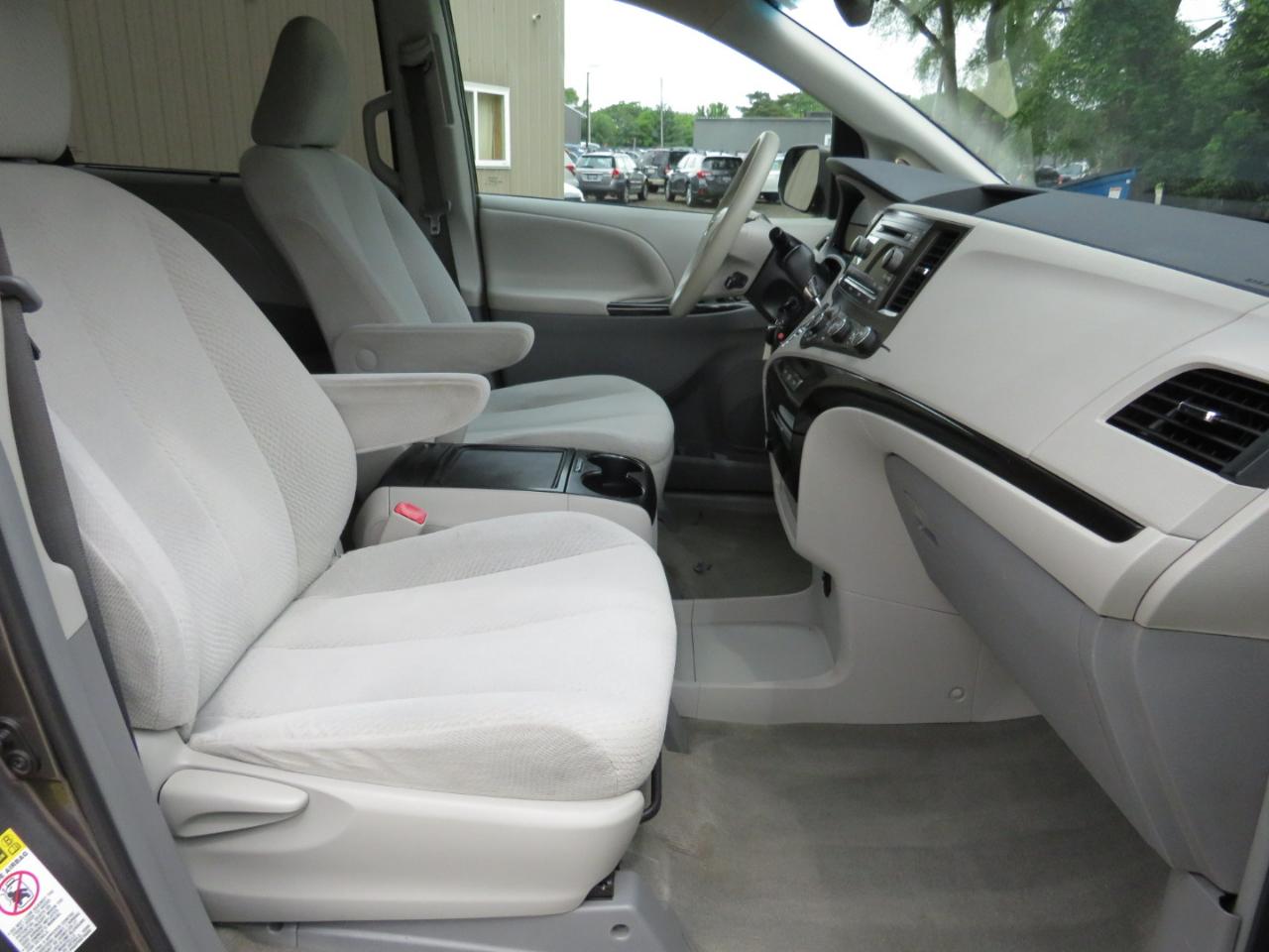 Toyota Sienna LE FWD 8-Passenger V6 2012