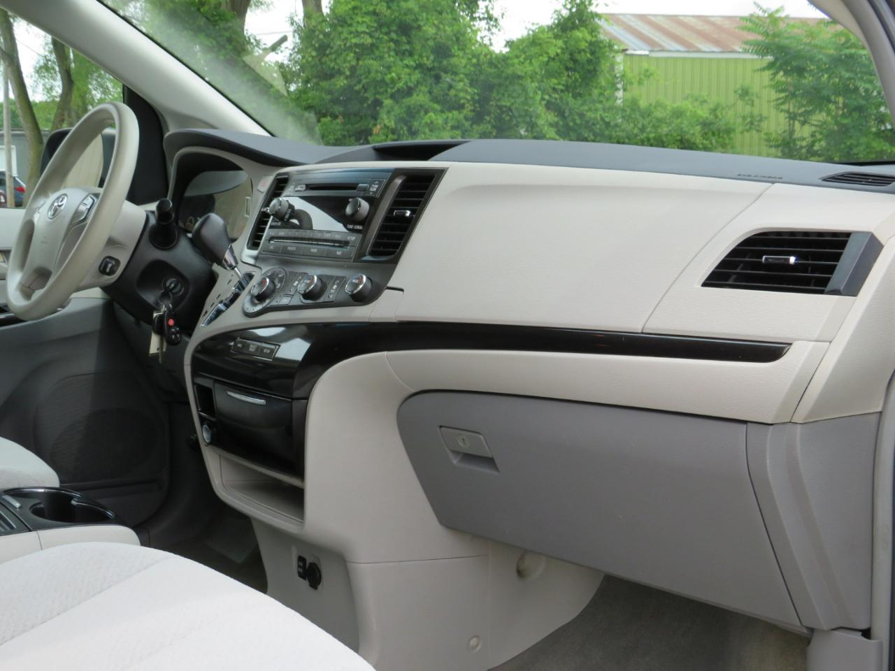 Toyota Sienna LE FWD 8-Passenger V6 2012