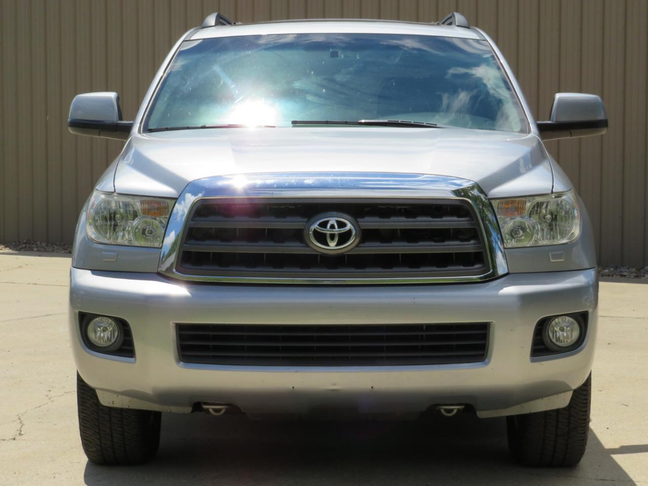 Toyota Sequoia SR5 5.7L 4WD 2016