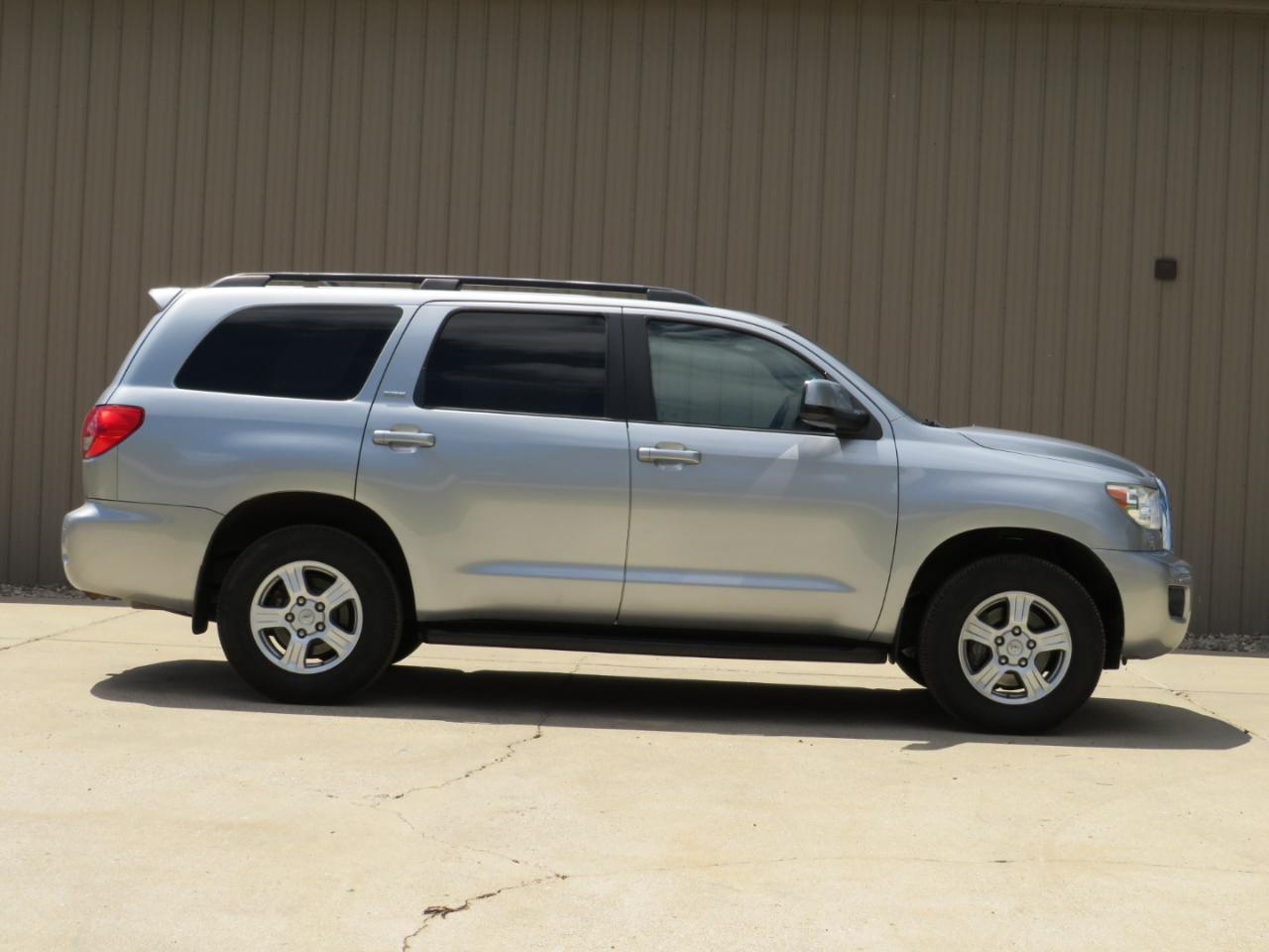 Toyota Sequoia SR5 5.7L 4WD 2016