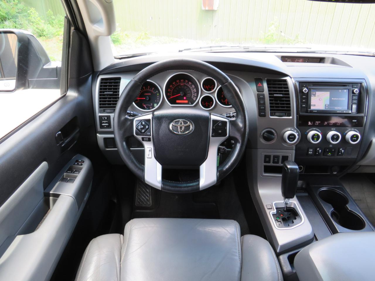 Toyota Sequoia SR5 5.7L 4WD 2016