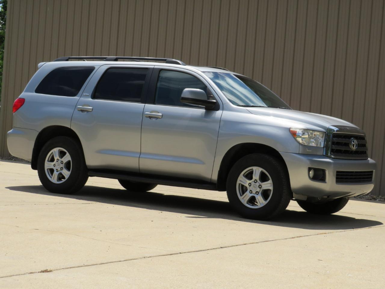 Toyota Sequoia SR5 5.7L 4WD 2016