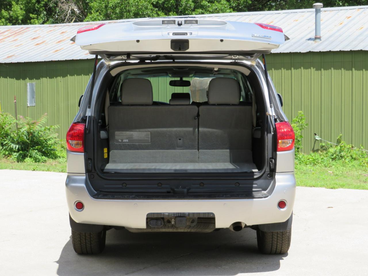 Toyota Sequoia SR5 5.7L 4WD 2016