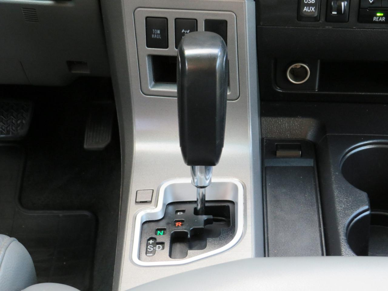 Toyota Sequoia SR5 5.7L 4WD 2016