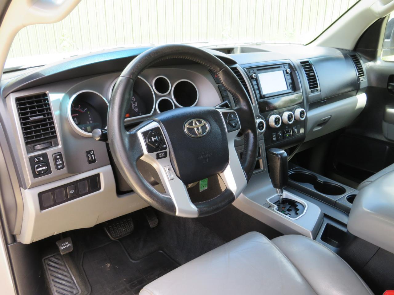 Toyota Sequoia SR5 5.7L 4WD 2016