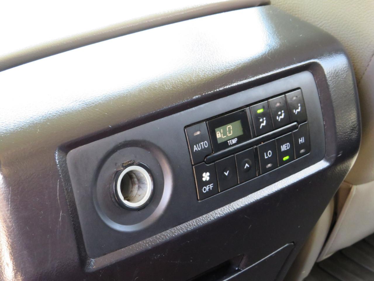 Toyota Sequoia SR5 5.7L 4WD 2016