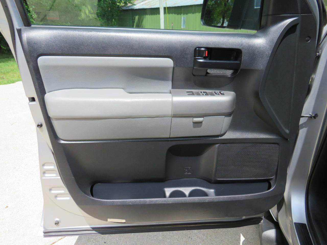 Toyota Sequoia SR5 5.7L 4WD 2016