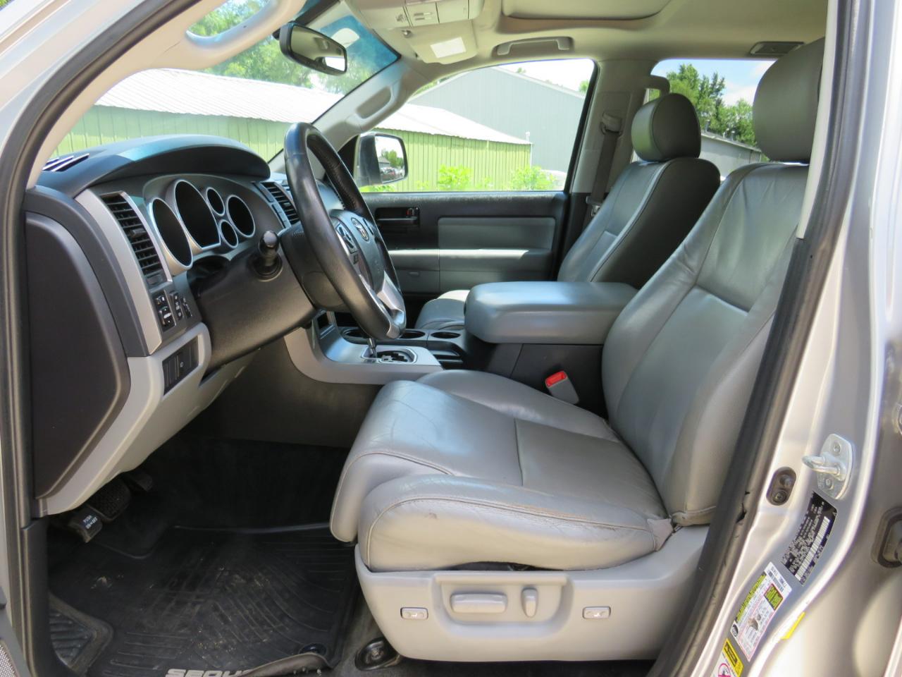 Toyota Sequoia SR5 5.7L 4WD 2016