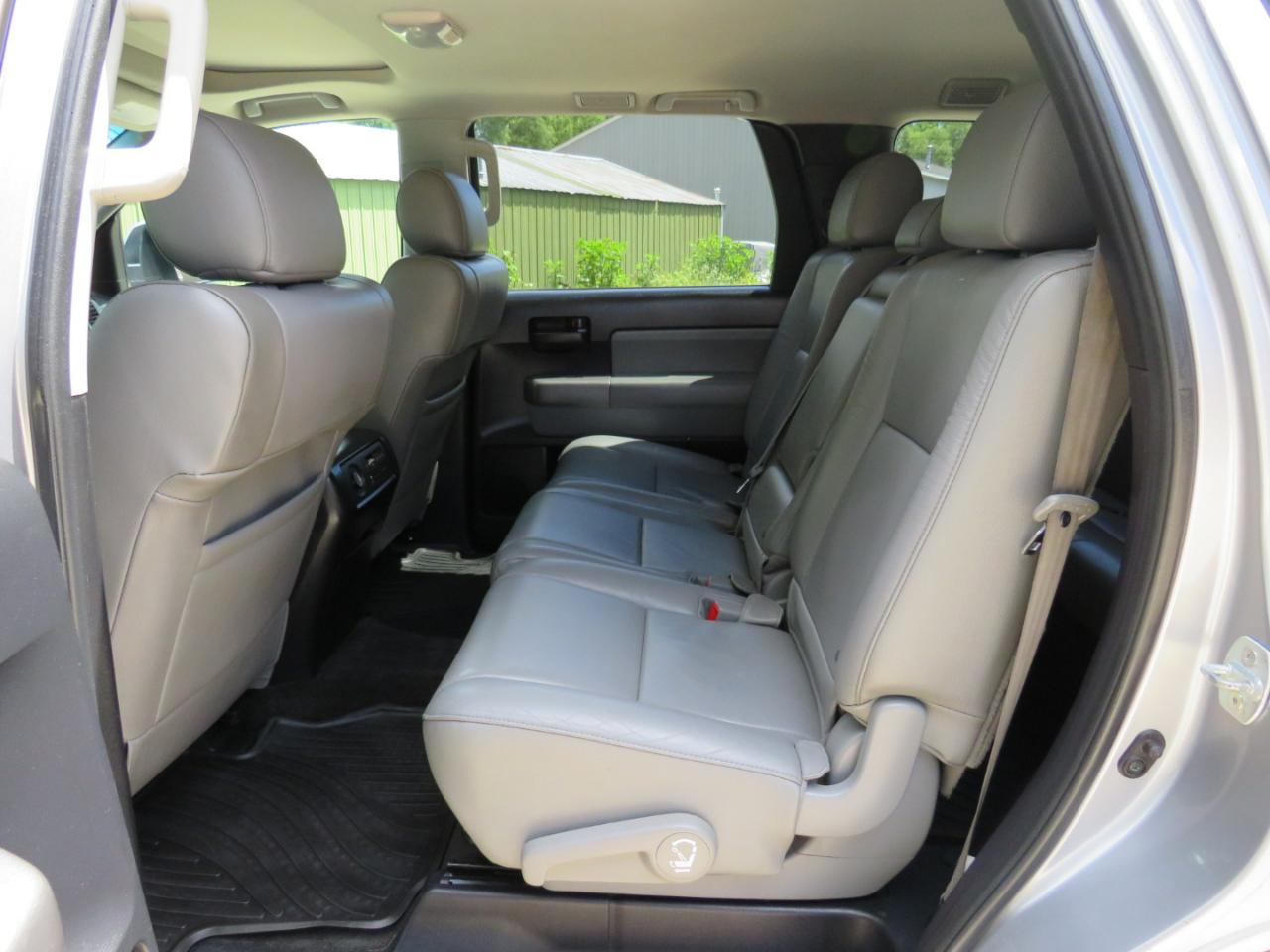 Toyota Sequoia SR5 5.7L 4WD 2016