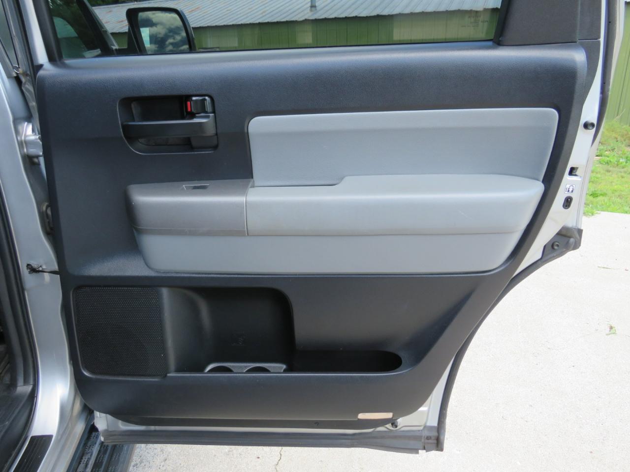Toyota Sequoia SR5 5.7L 4WD 2016
