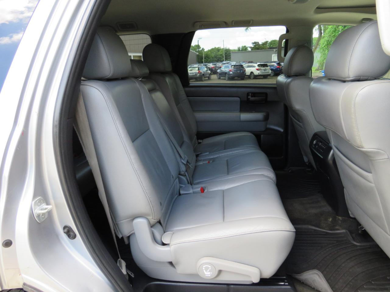 Toyota Sequoia SR5 5.7L 4WD 2016