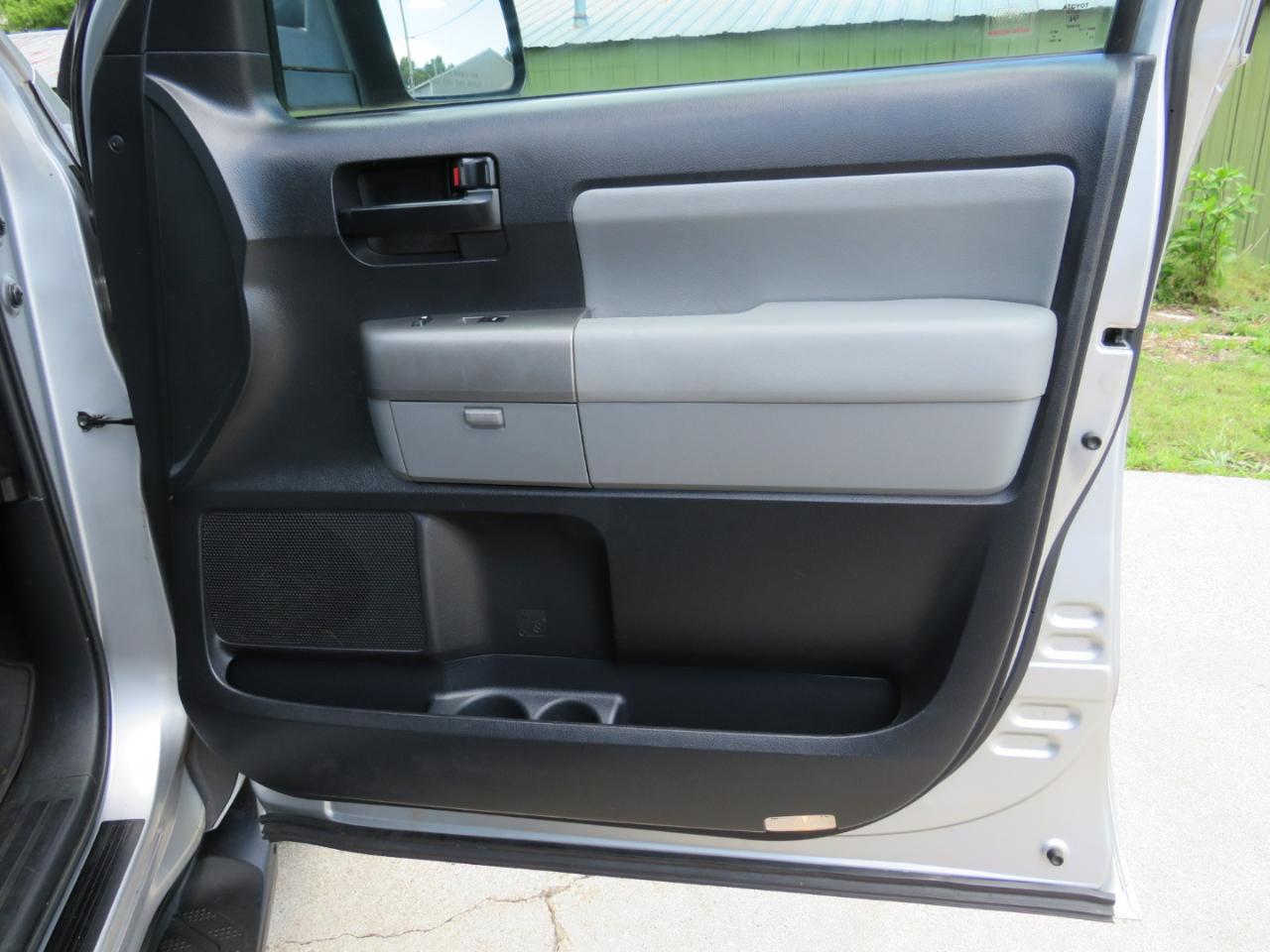 Toyota Sequoia SR5 5.7L 4WD 2016