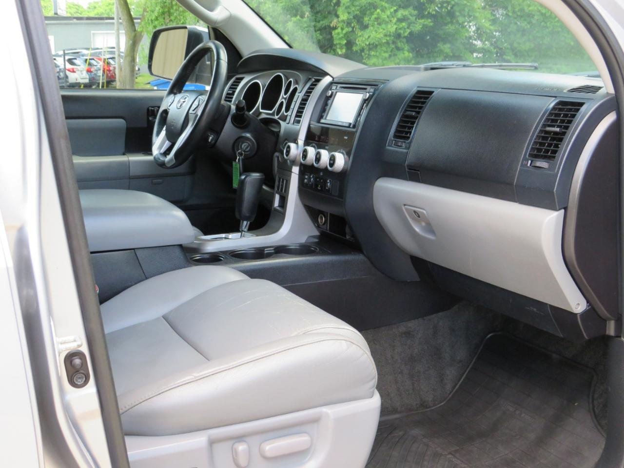 Toyota Sequoia SR5 5.7L 4WD 2016