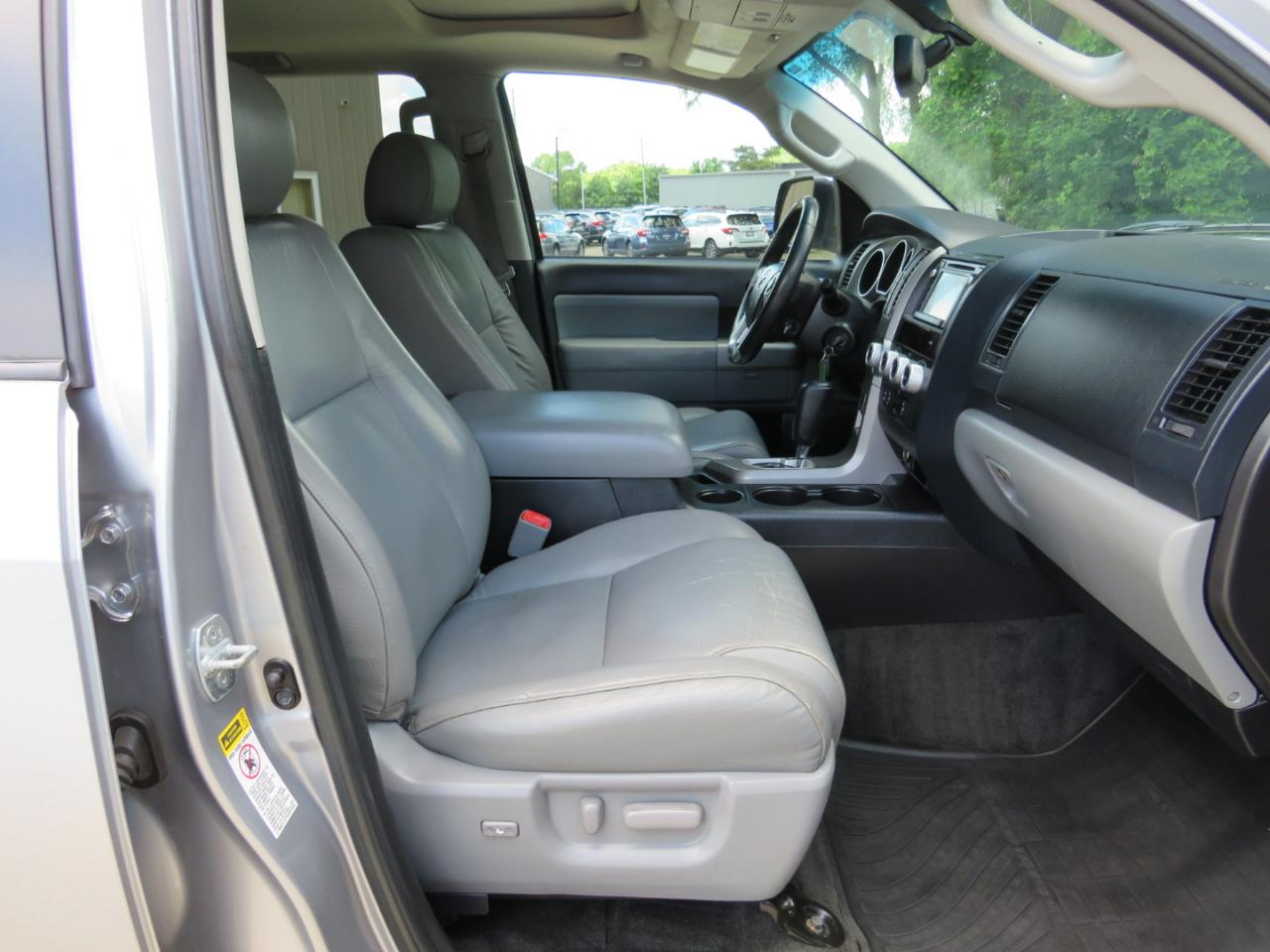 Toyota Sequoia SR5 5.7L 4WD 2016