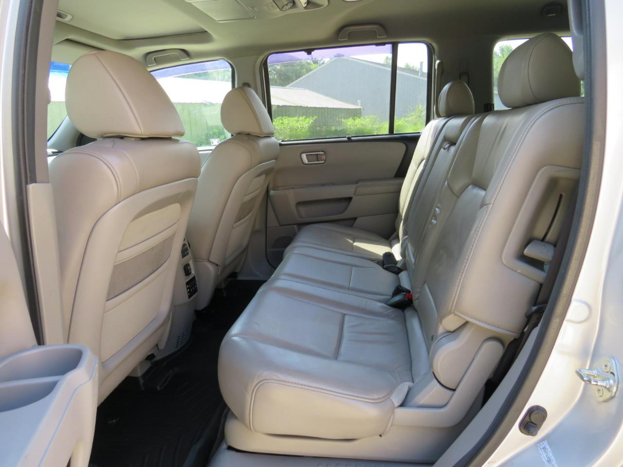 Honda Pilot Touring 4WD 5-Spd AT with DVD 2011