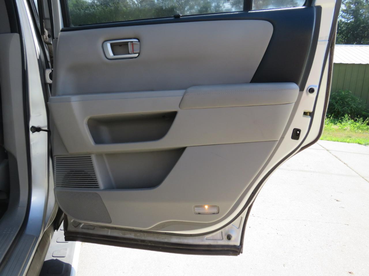 Honda Pilot Touring 4WD 5-Spd AT with DVD 2011