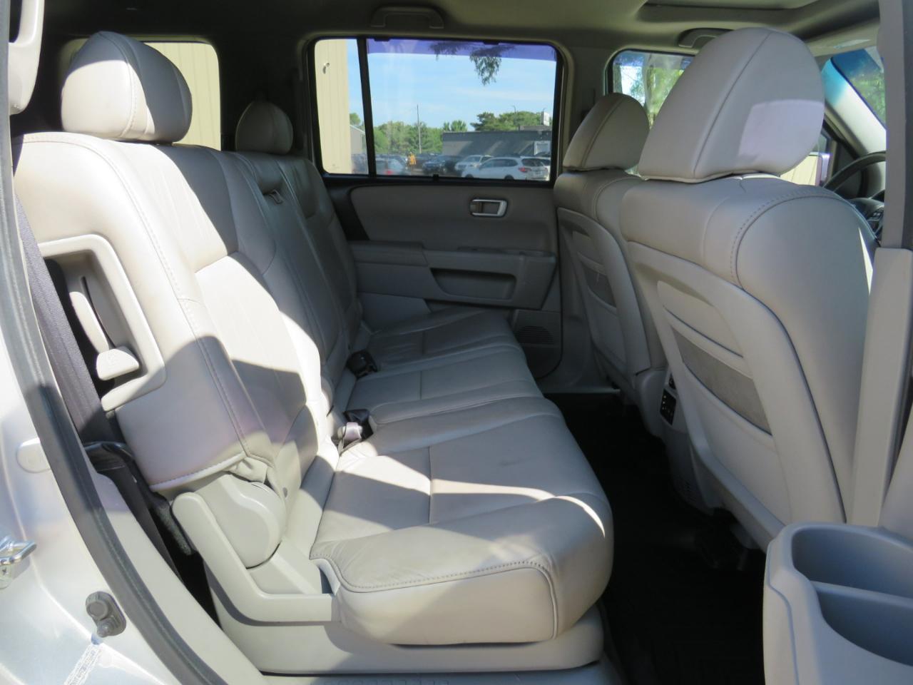 Honda Pilot Touring 4WD 5-Spd AT with DVD 2011