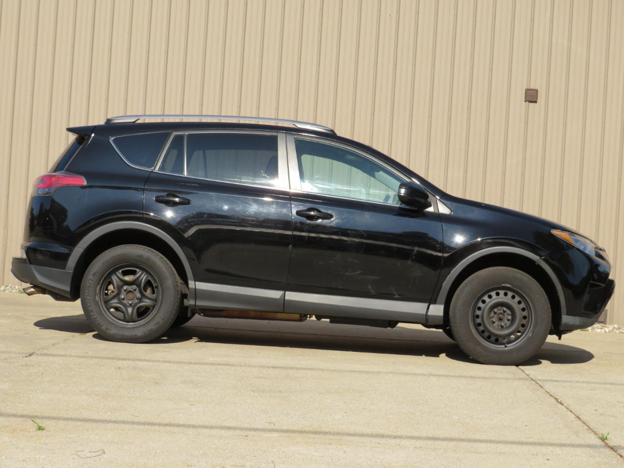 Toyota RAV4 LE FWD 2017
